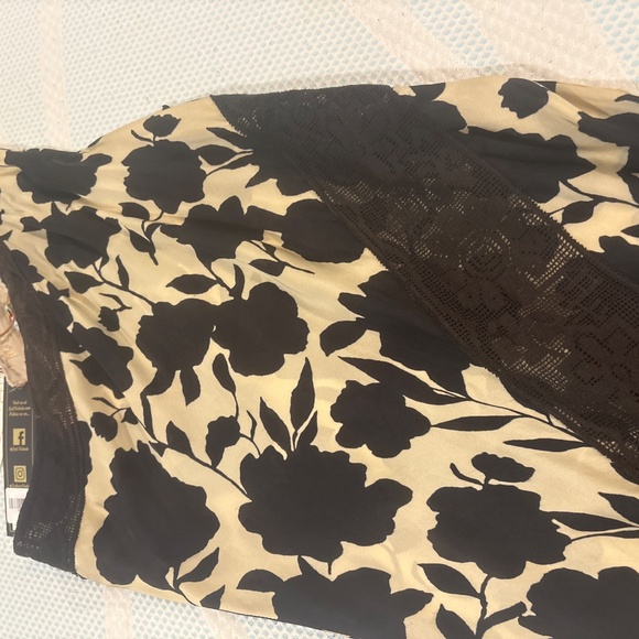 Beautiful long silky and lace dress - Picture 3 of 6